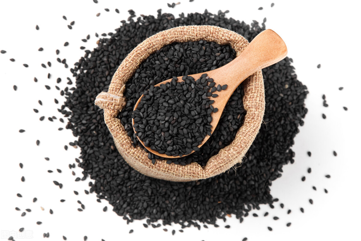 年纪轻轻就白了头，白发还能变黑吗？4类食物，助你养出乌黑亮发