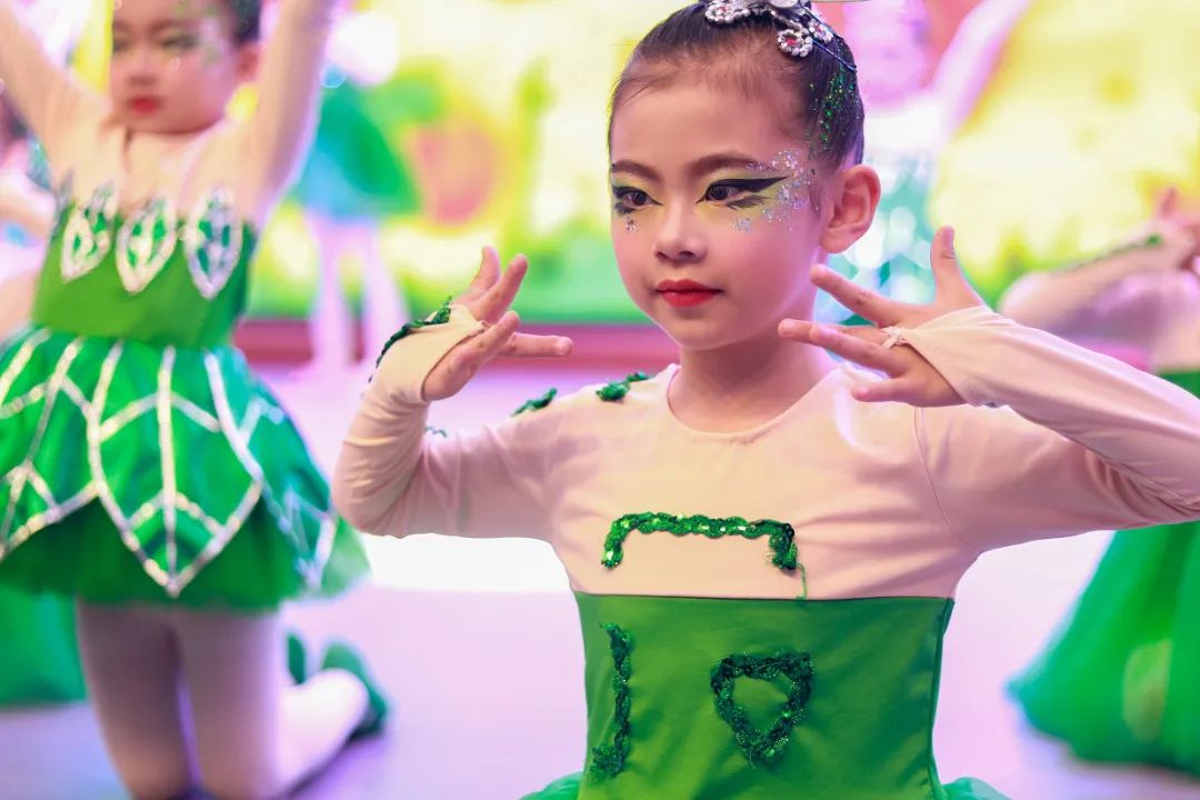 天府新区华阳实验小学举行“童星耀五月·艺术绽花开”群舞比赛