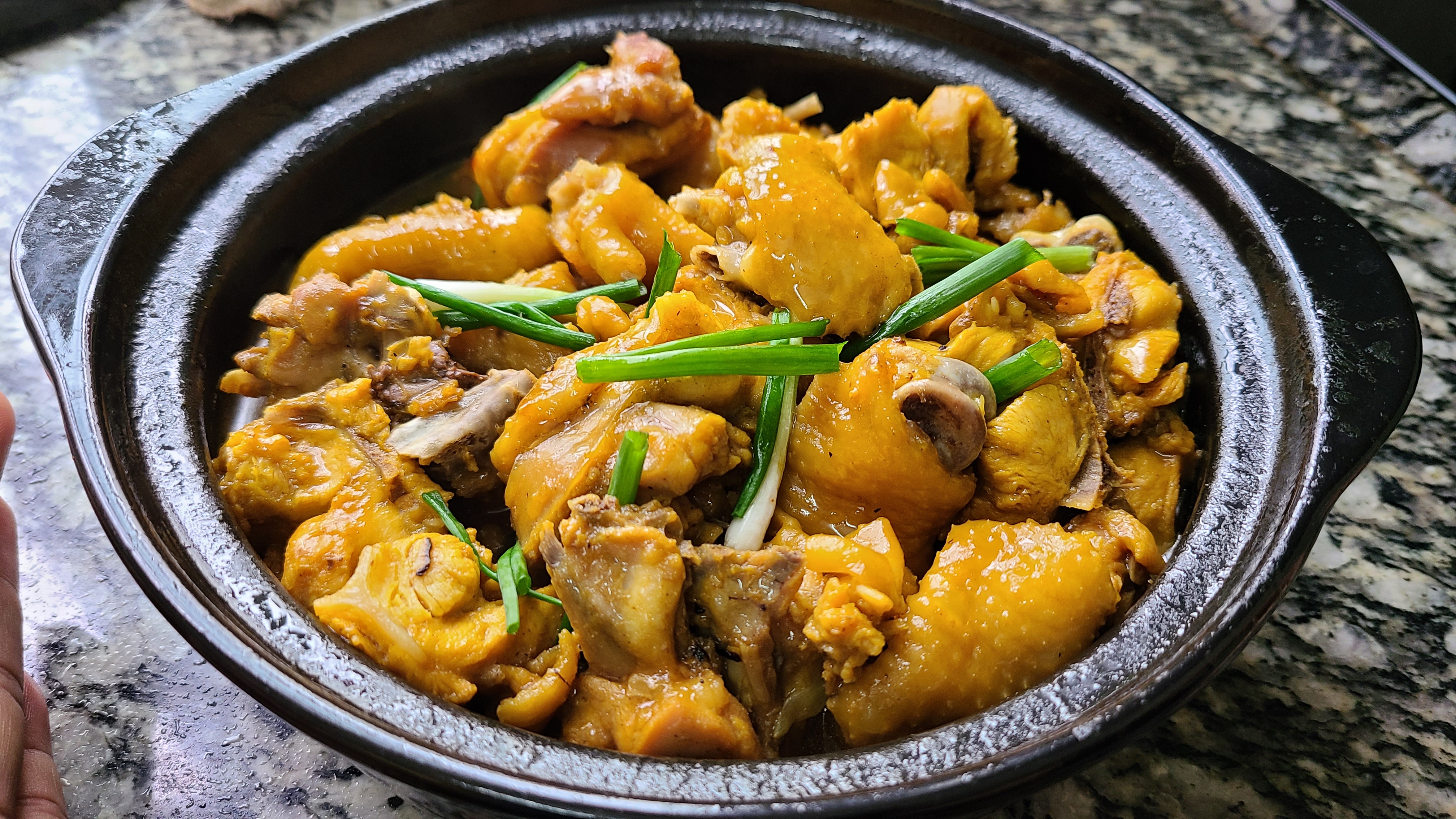 盐焗鸡煲，这一道家常菜在广东出了名，好吃味美又简单