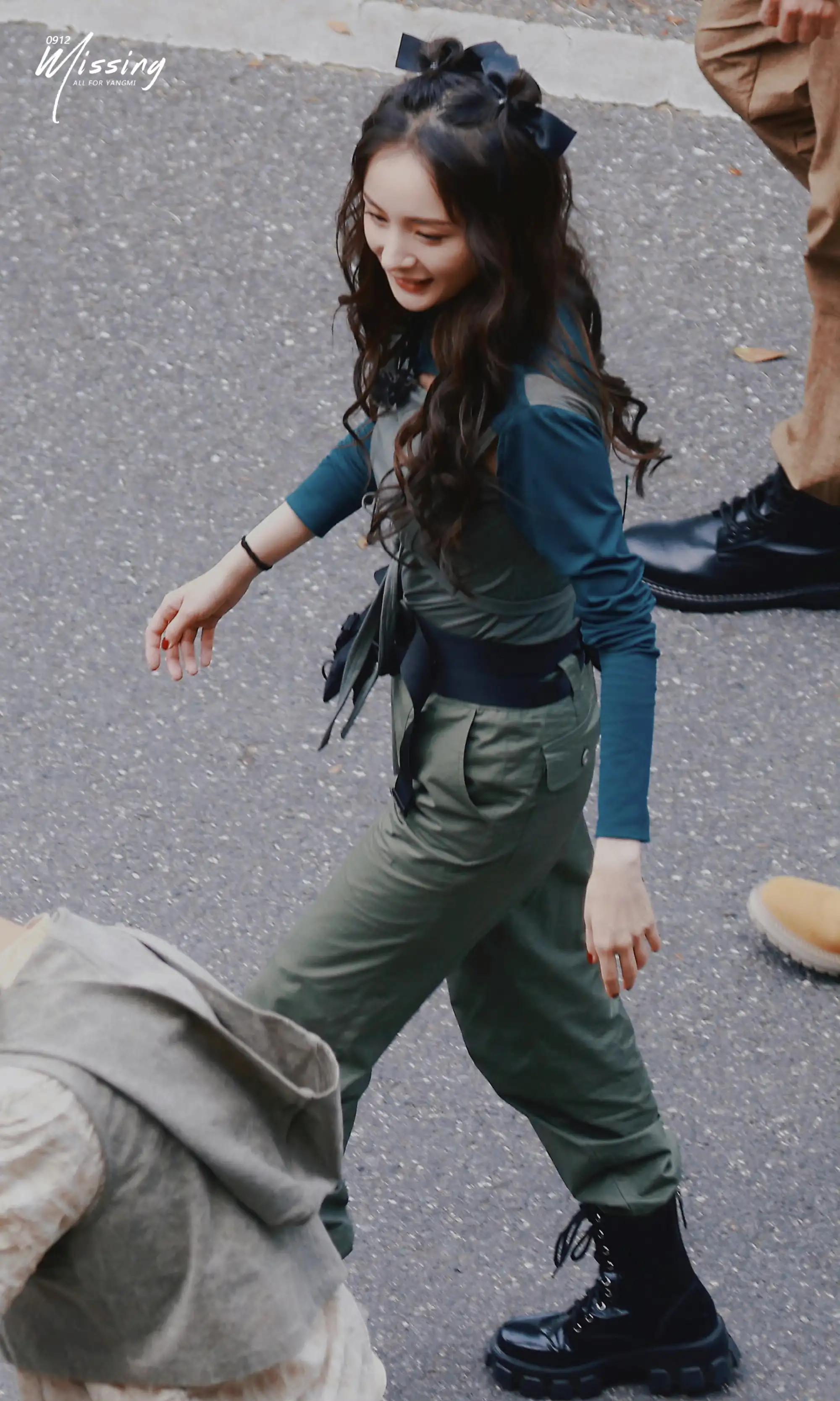 美女明星 杨幂飒爽英姿帅极了