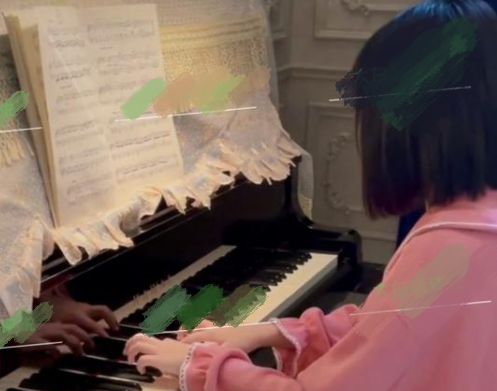 小学生在家上网课，却因坐姿“不雅”，被网友吐槽是总裁上班