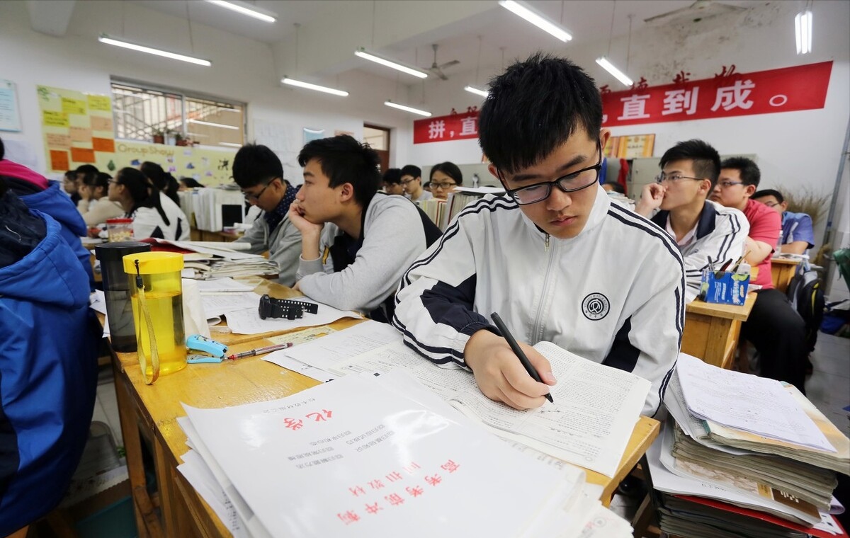 高考后才发现，普通班当鸡头与重点班当凤尾不同，差的不止是成绩