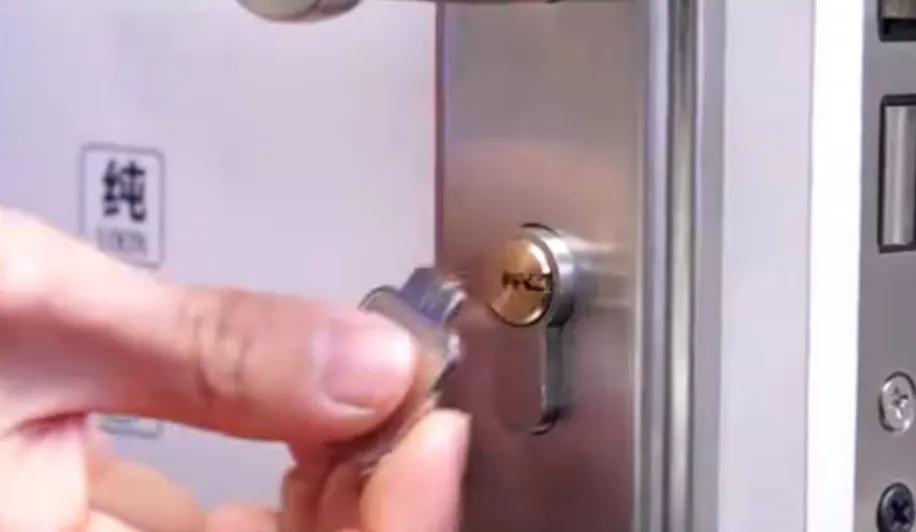 开门不小心把钥匙断在锁芯里，掌握这个方法，不用花钱请师傅拔