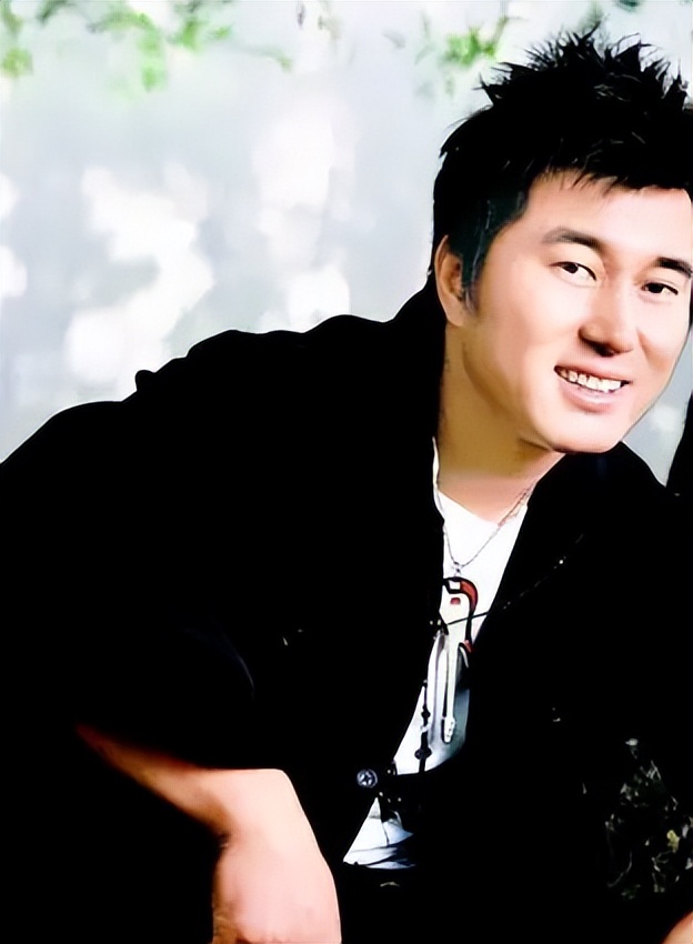 歌手满文军：两次婚姻两副面孔，他的故事比你看到的更恶劣