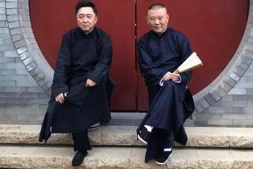 观众破口大骂脏话，郭德纲沉着应对，3句反问让对方羞愧离场