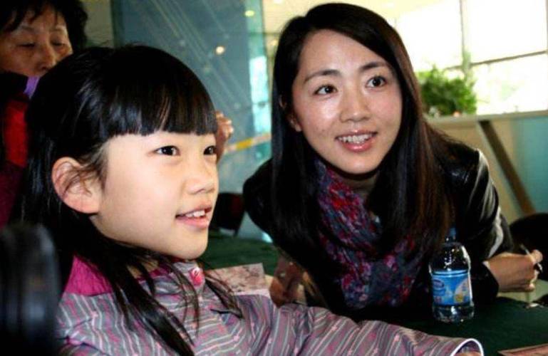 《天气预报》主持人杨丹：27年零失误，嫁给初恋丈夫，40岁当妈妈