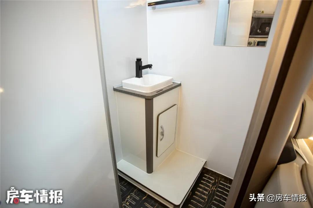 首款东风超龙巴士房车!号称同级别空间之王,20多万性价比不错