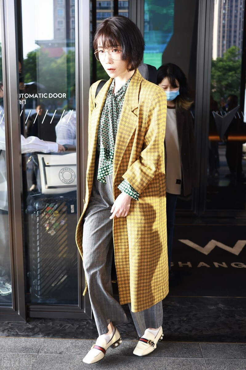 刘恋现身北京机场 笑容甜美眼神迷人