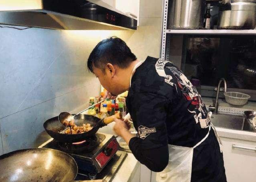 贾冰：从军人出身到喜剧演员，2次冠军3上春晚，和妻子恩爱惹人羡