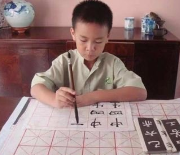 清华大学老师，晒出给儿子的《寒假作息时间表》，字迹工整如印刷
