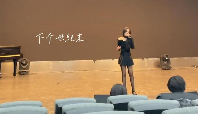 女大学生参加期末考试，一双“大长腿”十分抢镜，所学专业引热议