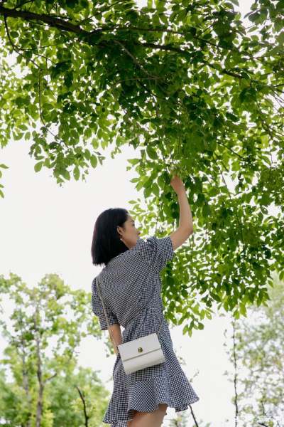 李沁是如何通过穿一身蓝色格纹裙配短发，做到美若天仙的？