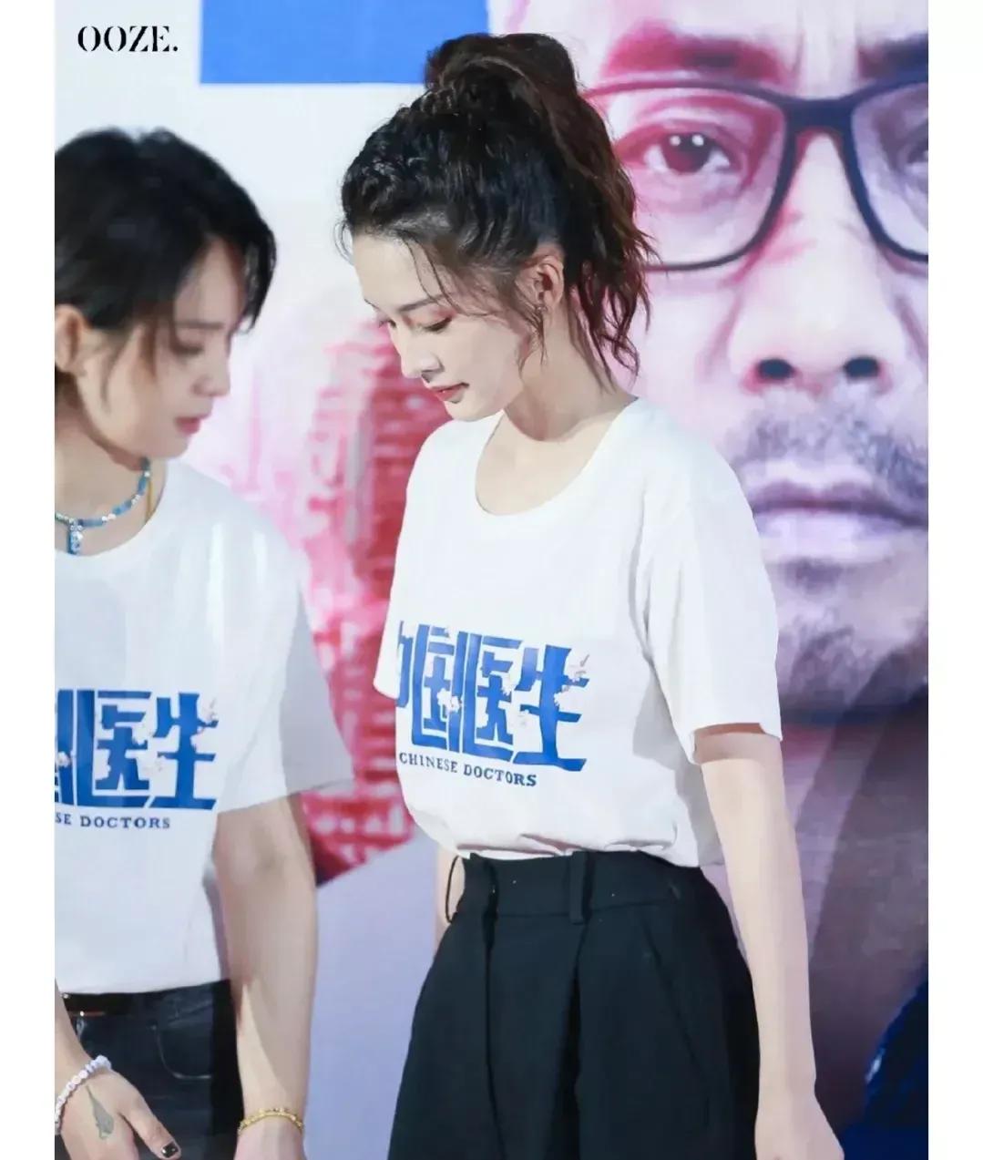 李沁清新自然，微卷高马尾，简单白T黑裤，骨子里的美无需华服