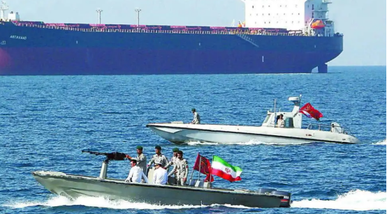 伊朗快艇高速沖向美艦，雙方最近不足50米，美軍鳴笛並發射警告彈