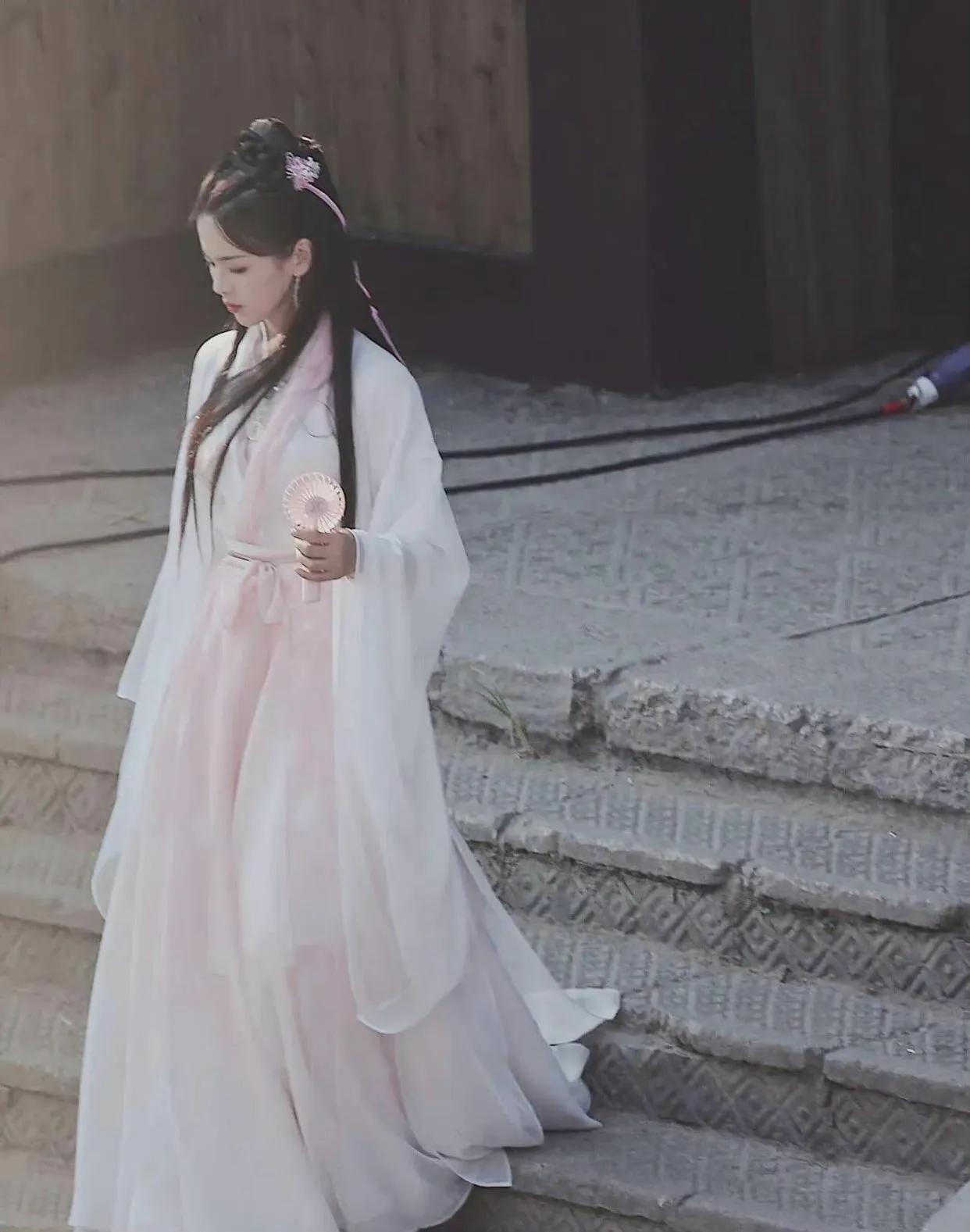 杨超越为什么这么火？不做作、真性情，估计这就大家喜欢她的原因