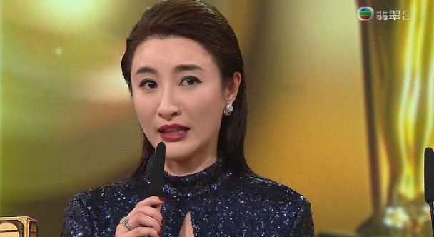 TVB颁奖礼上演宫斗，钟嘉欣痛失视后输给林夏薇是因为站错队？