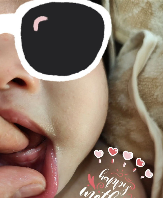 林依晨首晒爱女掀嘴正脸照，小小林长乳牙，老公不忘送花秀恩爱