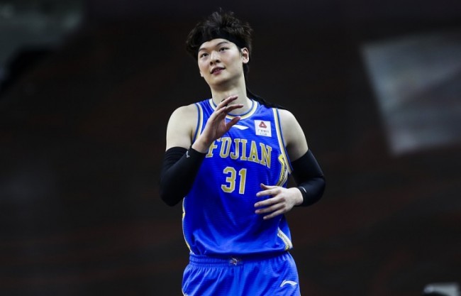 哪个现役nba球员要去cba(官宣！湖人将王哲林NBA签约权交易至尼克斯，他还有机会去纽约？)