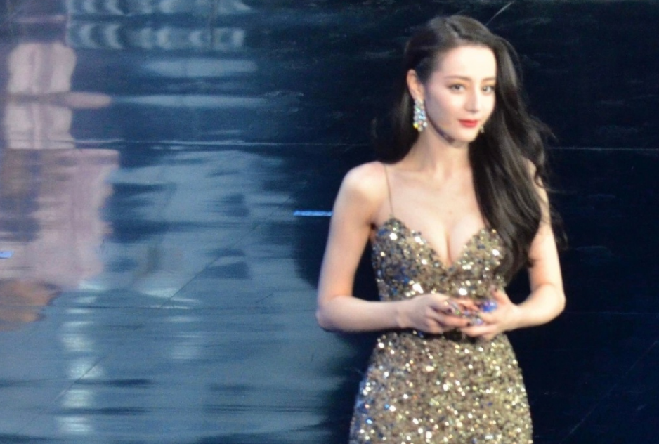 迪丽热巴辣妹造型惹人爱