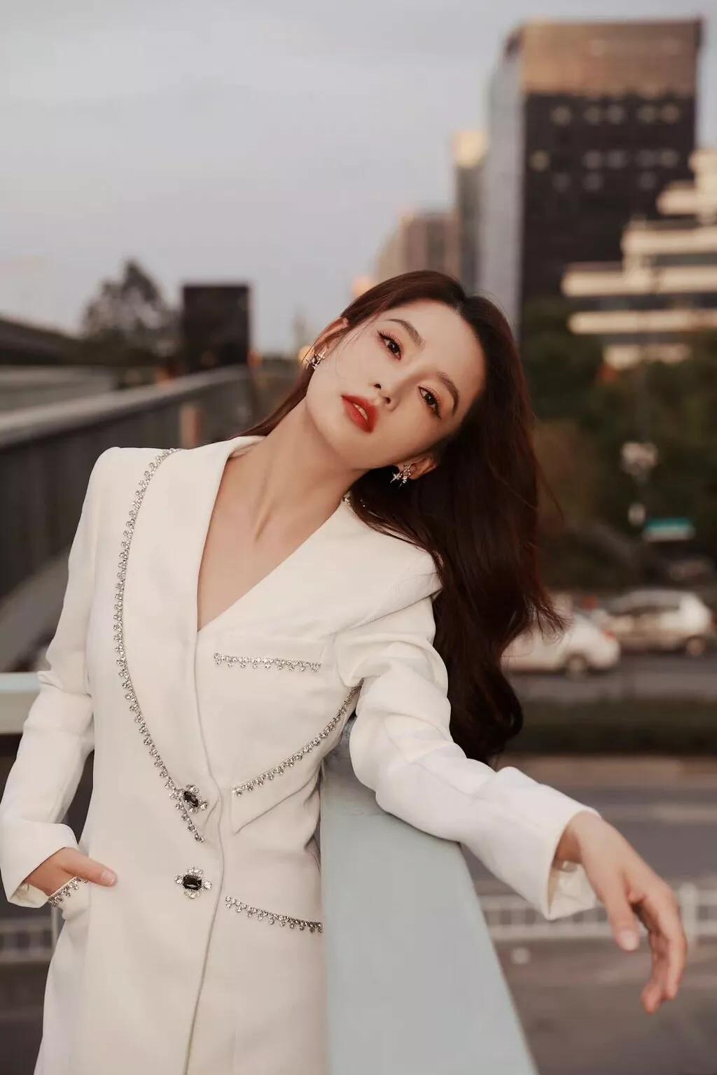 李沁：清纯甜美，优雅灵动，温婉迷人