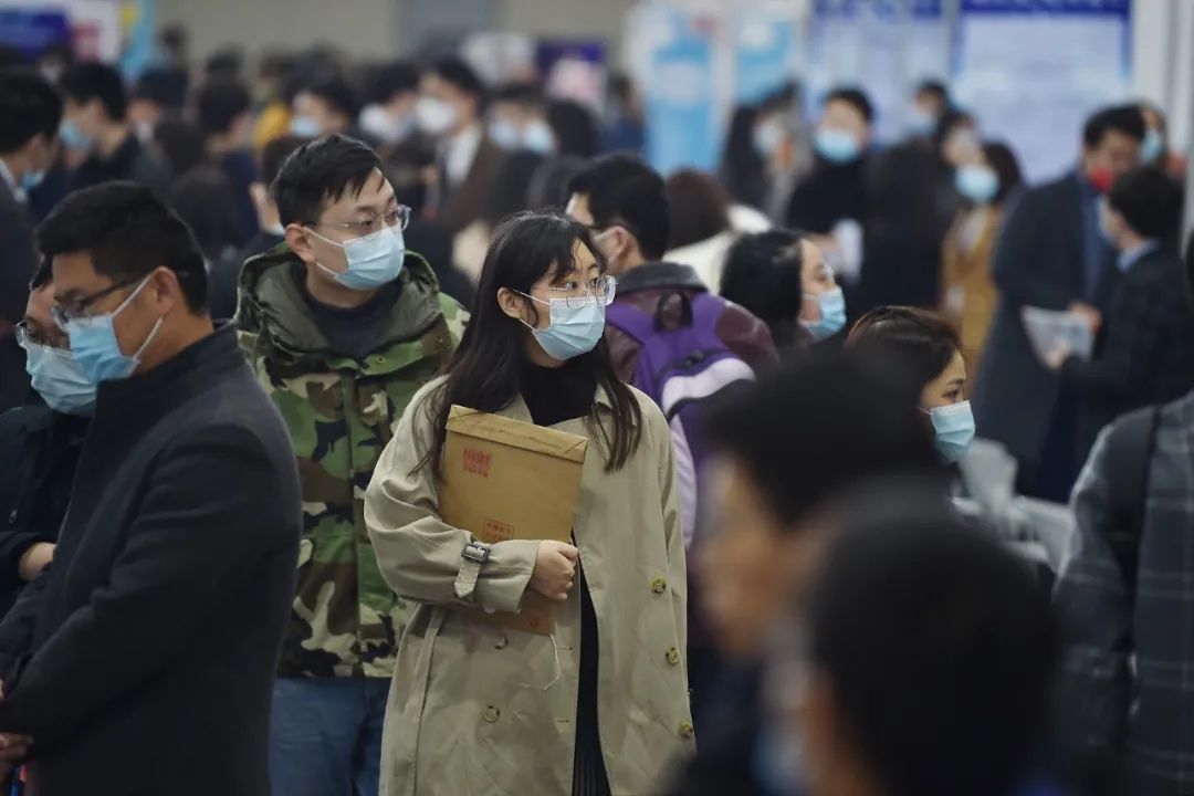 应届生想延迟毕业：工作幻想被现实碾碎，冒与社会脱节风险躲一年