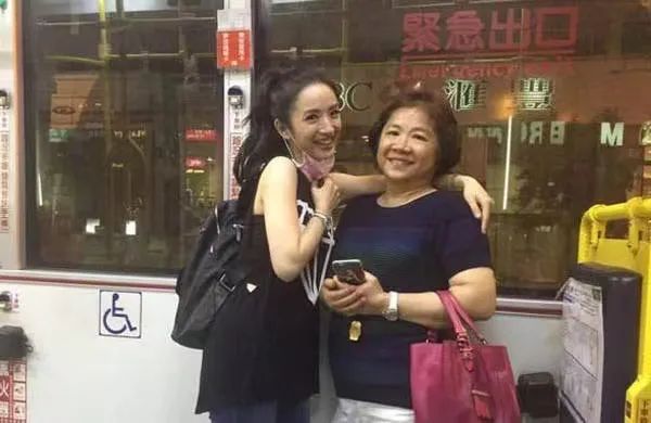 林依晨因老公缺席坐月子患产后抑郁，自我感动式婚姻被外人质疑
