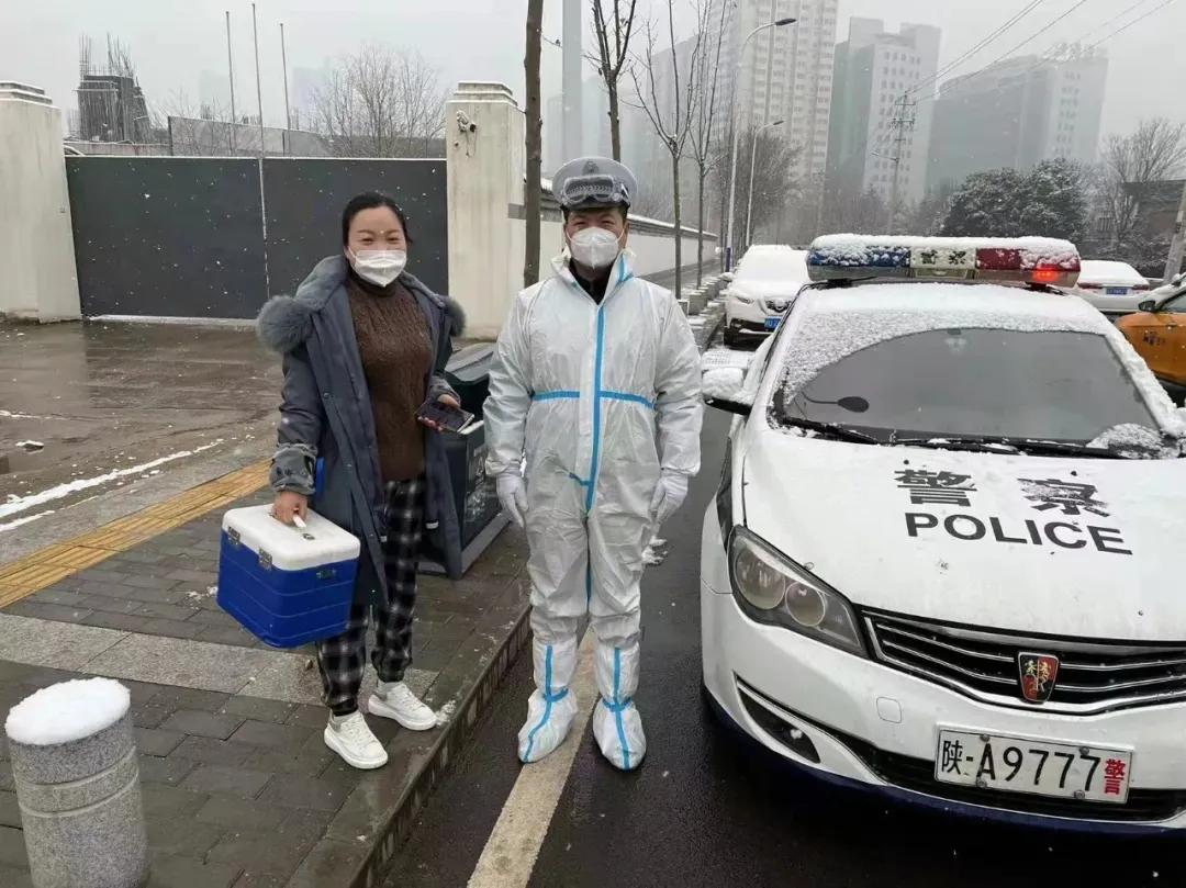 风雪无阻，怡康医药联合灞桥交警将药送渭南患者手里