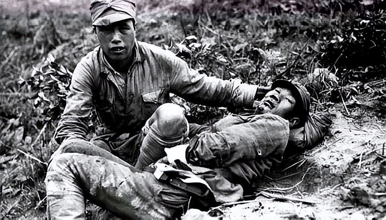 1942年3万远征军死在野人山，唯一幸存的女兵：狼咬断同伴颈动脉