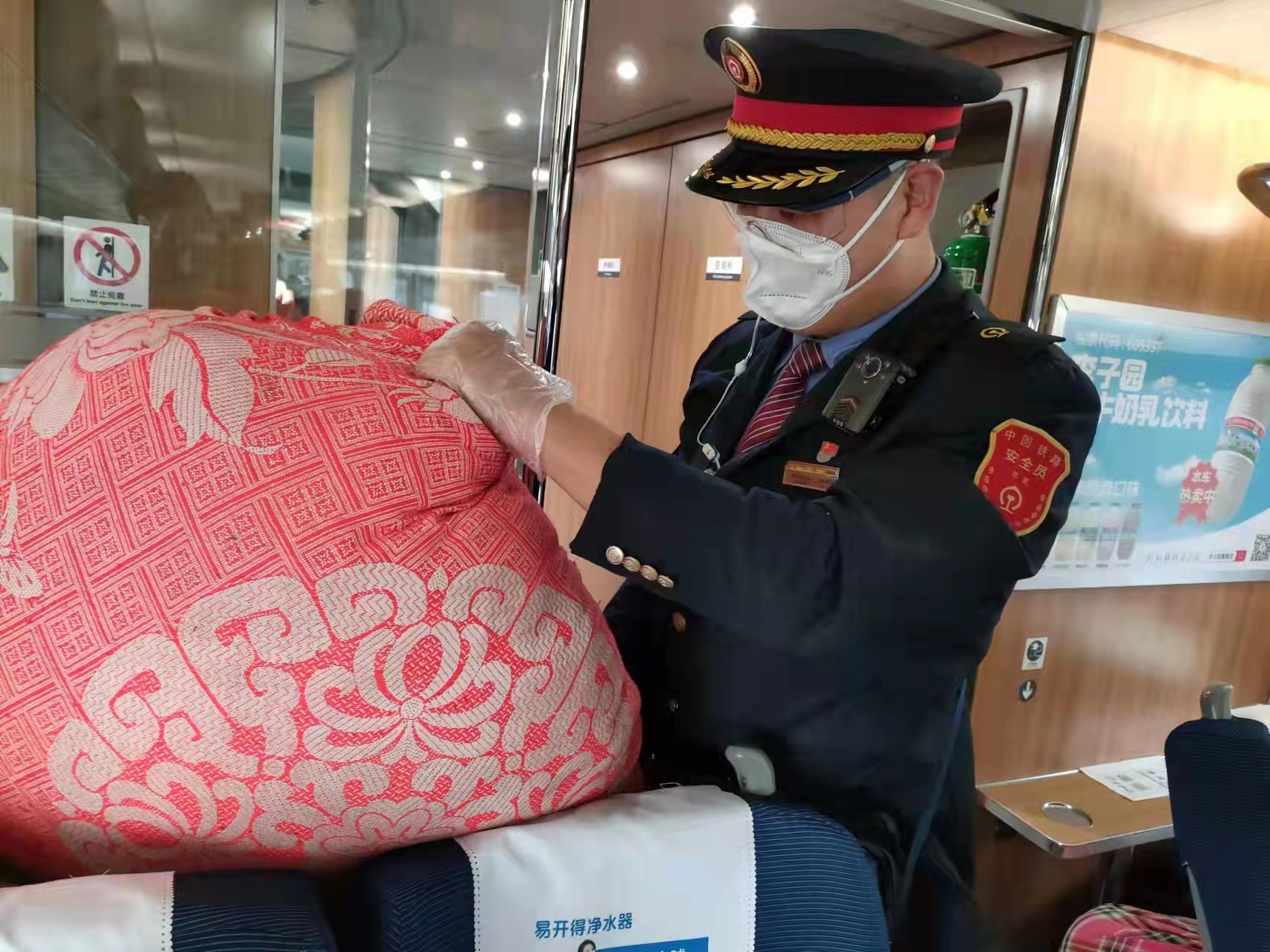 郑州高铁一队：民兵“保促创”，春运温馨行