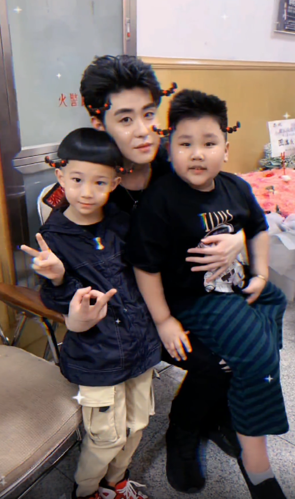 郭汾阳考查相声演员，挑剔张云雷基本功，被反问后骑玩具车逃跑