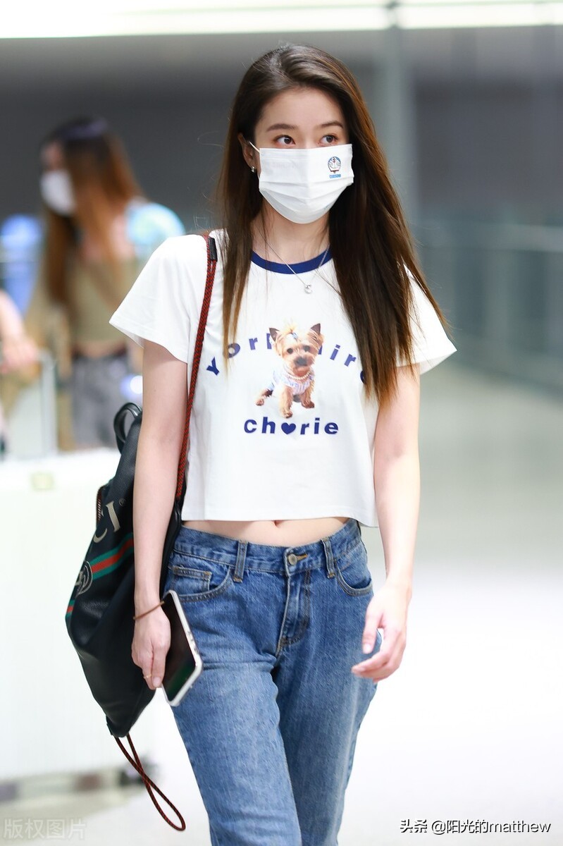 街拍：张雪迎白色卡通露脐T恤+阔腿牛仔裤休闲时髦