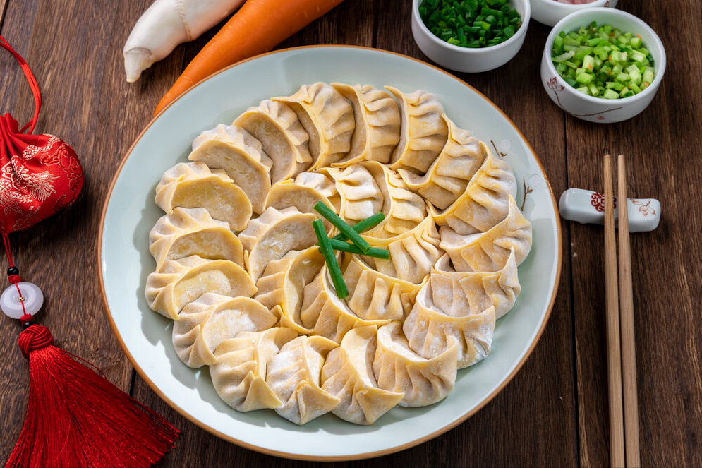冬至这天,在河南等地,都有吃饺子的习俗,而且馅料也很有讲究,吃韭菜馅