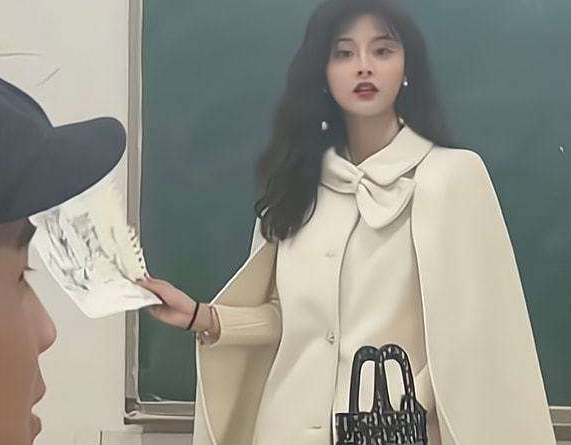 安徽某大学女老师走红，复古打扮神似“司藤”，学生们争着来上课