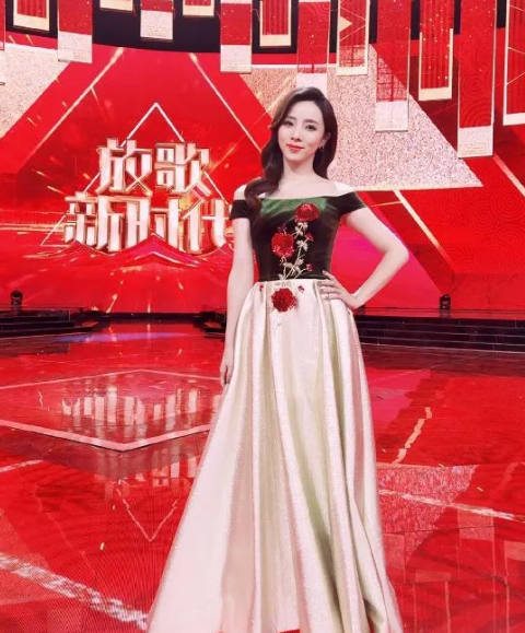 清华校花彭菲茗，高考艺考双料状元，长相也是“倾国倾城”