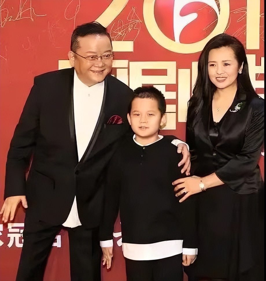 王刚带三婚娇妻出席活动！他73岁穿西装好有精神头，娇妻好富态