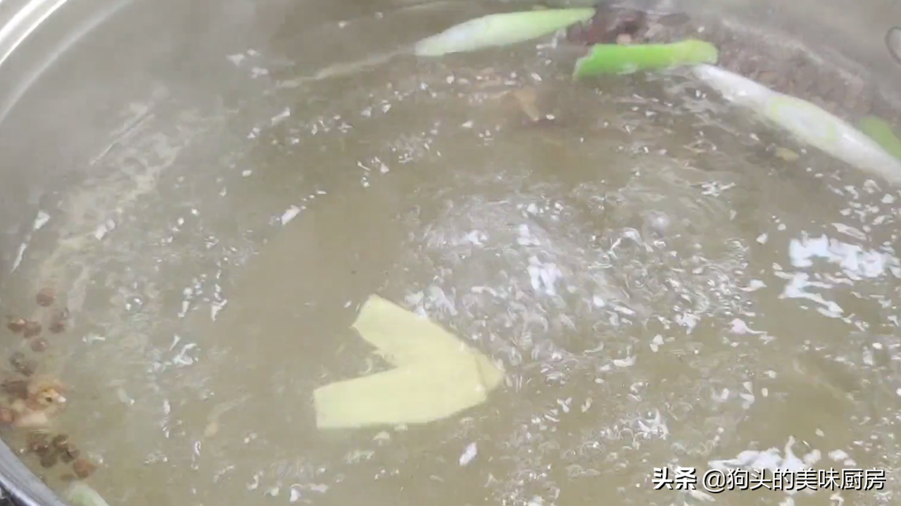 把整只鸡放到盐水中一泡，出锅皮脆肉嫩，不柴不腥，实在太厉害了