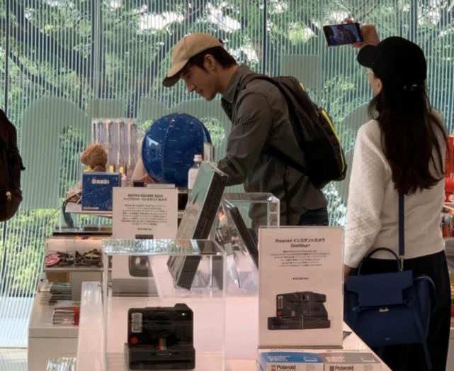 王力宏分居前三个月，与李靓蕾同游日本被偶遇，手拉手超恩爱