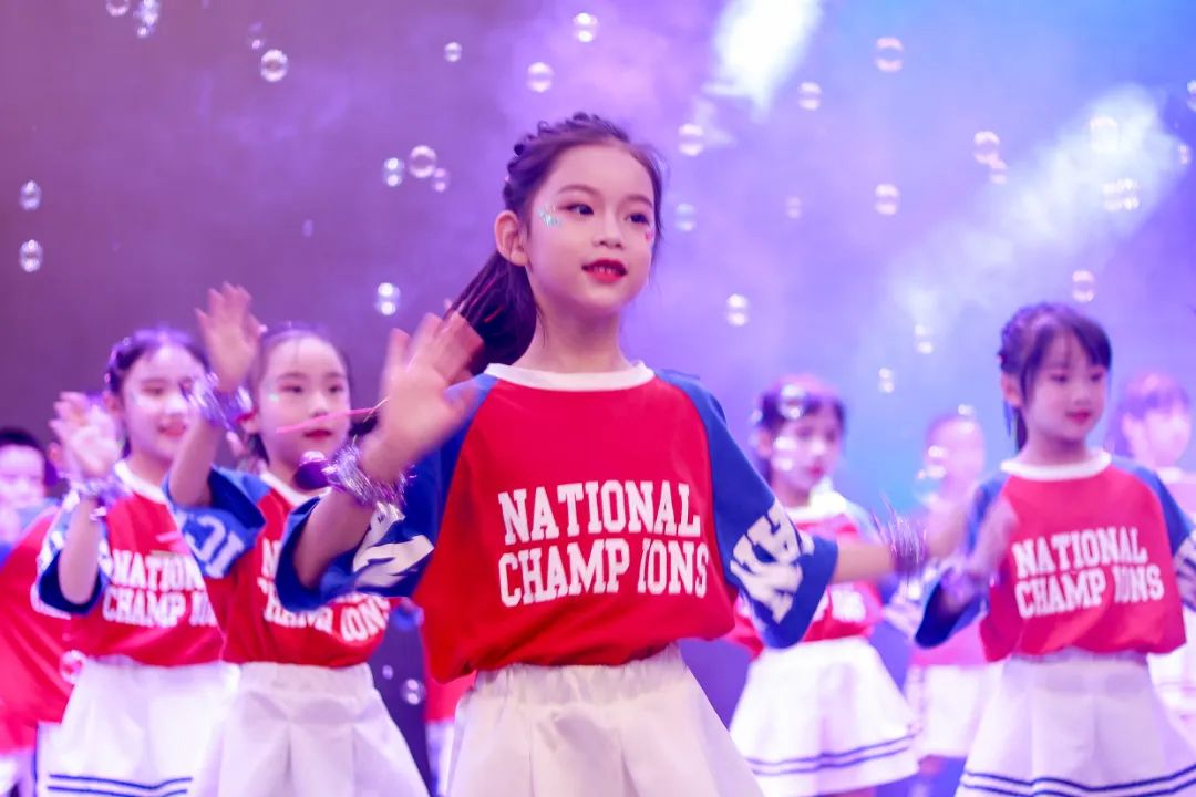 天府新区华阳实验小学举行“童星耀五月·艺术绽花开”群舞比赛