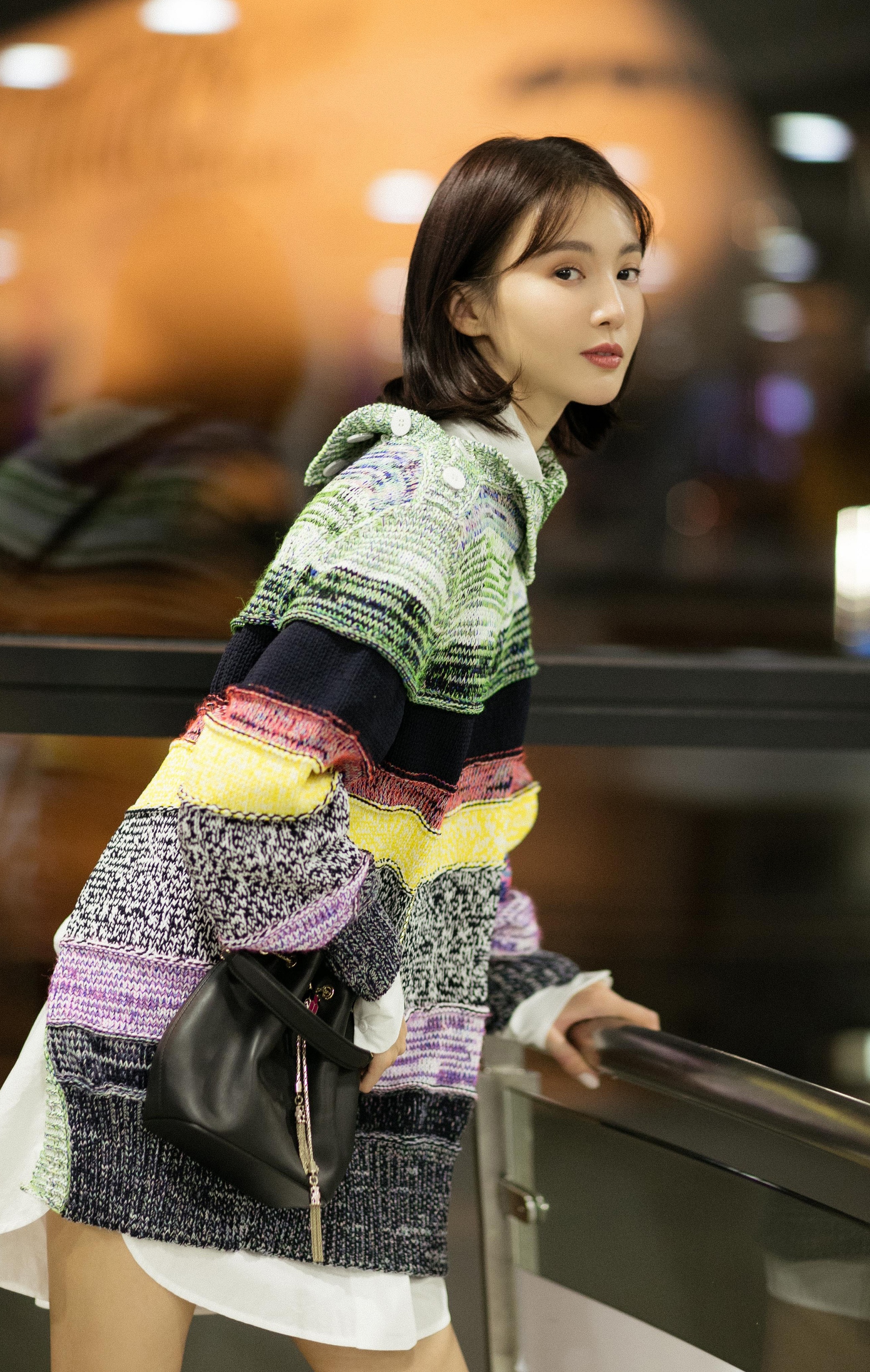 金晨，宽大毛衣搭配短裤玩“下衣失踪”