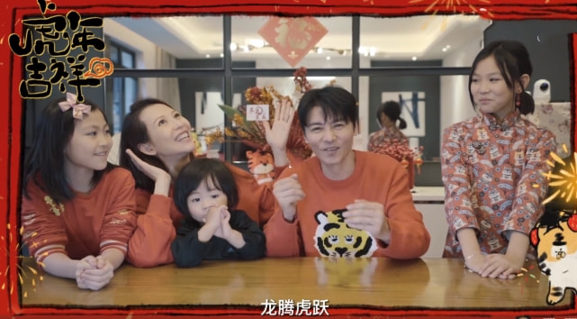 张晋一家五口拜年，俩女儿漂亮开朗像妈妈，儿子虎头虎脑像爸爸