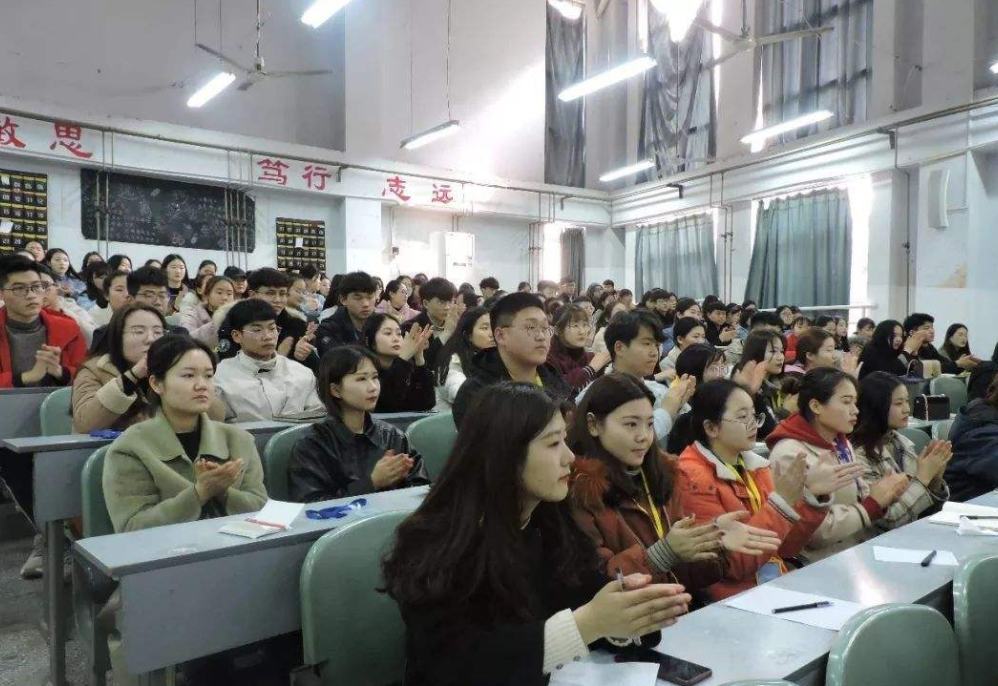 专科生是大学生吗？穿学士服拍毕业照，被本科生嘲笑没有资格