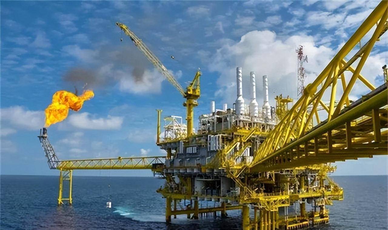 开采石油时,为何有个管道一直喷火?难道不怕引起危险吗?