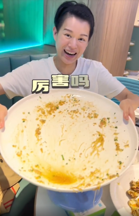 胡杏儿素颜吃海鲜大餐，碗里螃蟹比脸还大，主动打包剩菜毫无架子