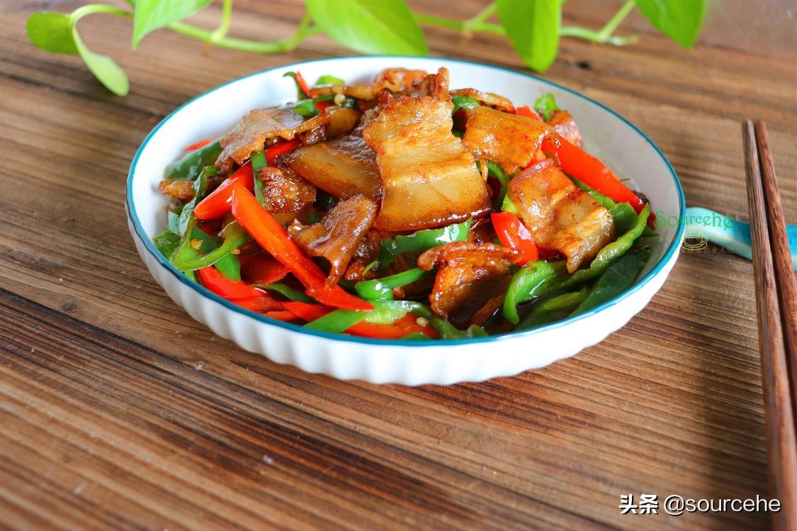 尖椒炒五花肉时多加一步，肥而不腻，香辣开胃，下酒又下饭
