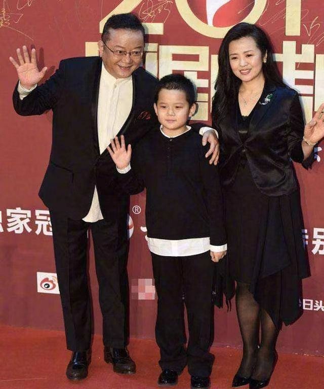 王刚带三婚娇妻出席活动！他73岁穿西装好有精神头，娇妻好富态