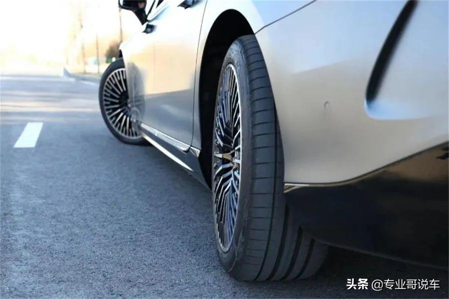 买车就像打游戏 奔驰EQS效仿特斯拉付费解锁 后轮转向年充5000元