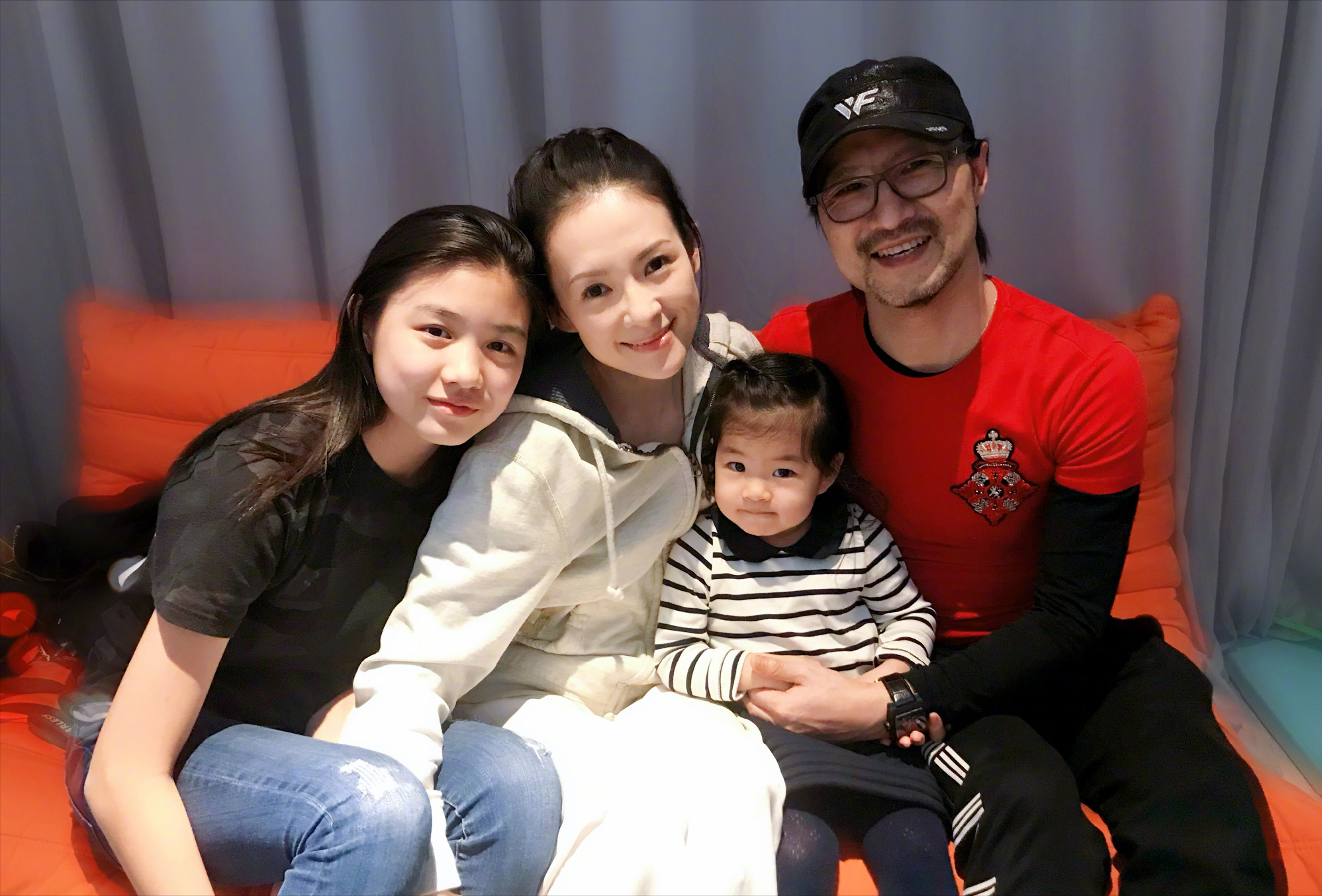 汪峰发文庆祝51岁生日，章子怡小苹果醒醒均出镜，一家人温馨有爱