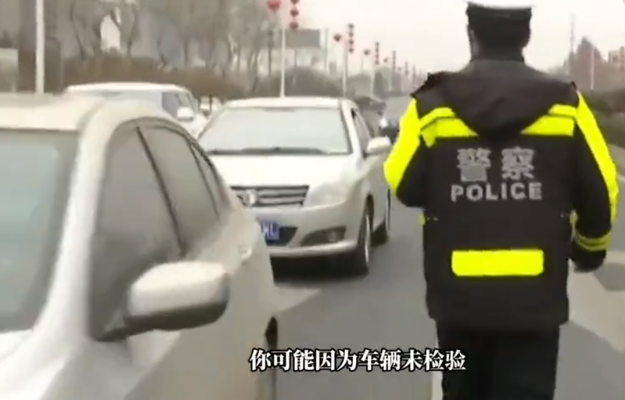 女司机逾期未检车被拦，一句话让交警破防，小车不是五年一检吗？