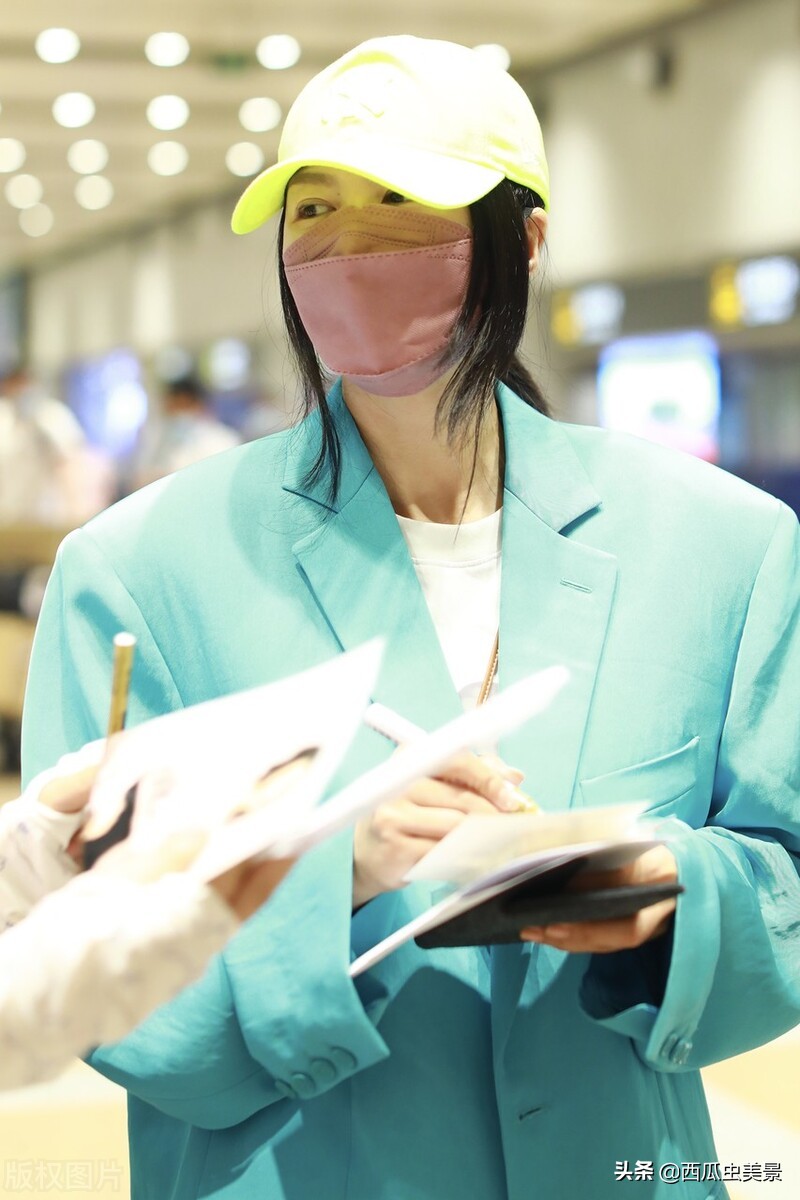 谭维维现身北京机场，湖蓝色西服个性靓眼