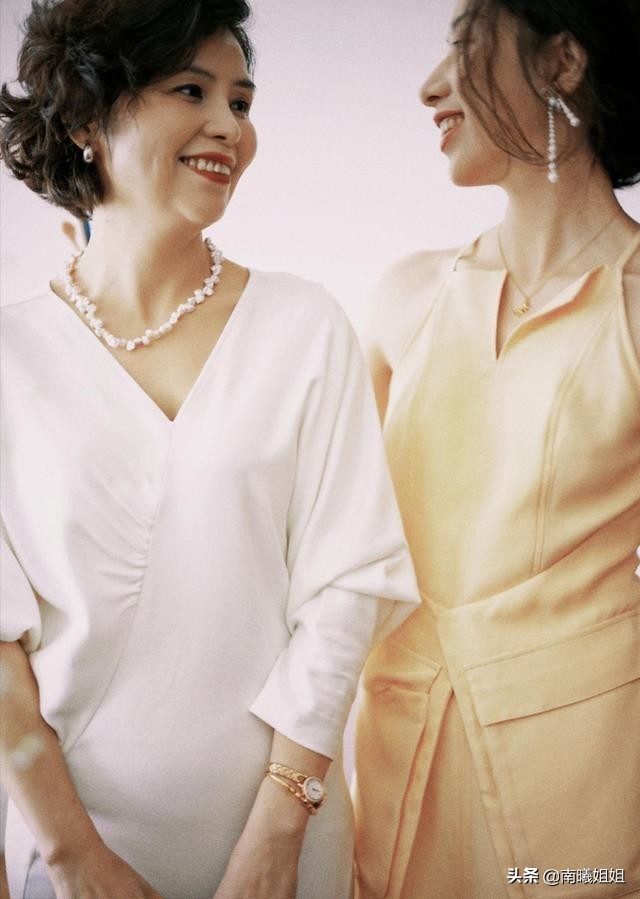 这是我见过最优雅的50+妈妈，不露腰不秀腿，却比明星还有气质